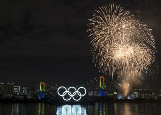 1月24日，桂林晚报电子版东京奥组委点亮位于东京台场的奥运五环标志，并燃放焰火。