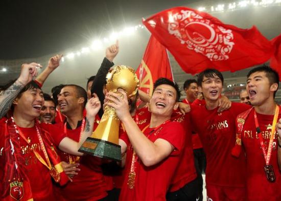 2018年11月7日，上海上港队球员武磊（前中）在赛后庆祝夺得本赛季中超联赛冠军。新华社记者丁汀摄