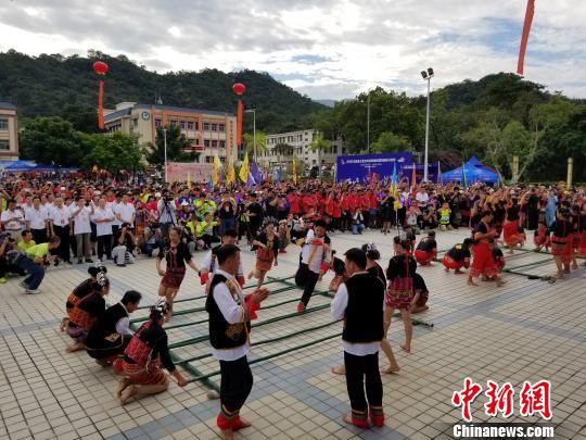 2018海南昌江霸王岭热带雨林国际超级马拉松，11月10日在昌江黎族自治县霸王岭鸣枪开跑。赛前当地民众挑起竹竿舞，为跑者助兴。王晓斌 摄