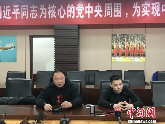 中国国家羽毛球队双、单打组主教练张军(左)、夏煊泽(右) 单璐 摄