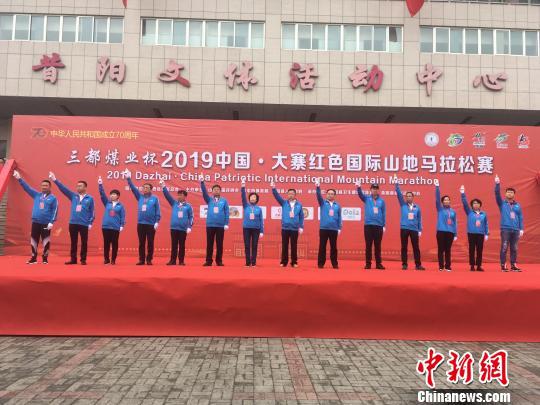 参加仪式的领导为比赛鸣枪发令。 张婷婷 摄