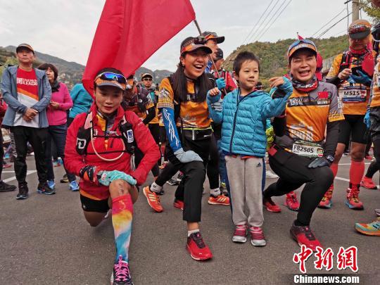 北京“环长城100”国际越野挑战赛6日在平谷区鸣枪开跑。