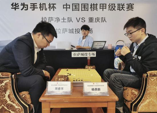7月22日,拉萨净土队选手周睿羊九段(左)对阵重庆队选手杨鼎新九段(右)。新华社记者王泽昊摄
