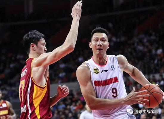 易建联加冕CBA历史篮板王!联赛当之无愧第一