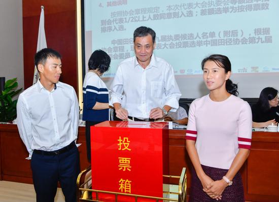 奥运冠军陈定（左）、刘虹（右）担任监票员。中国田径协会供图