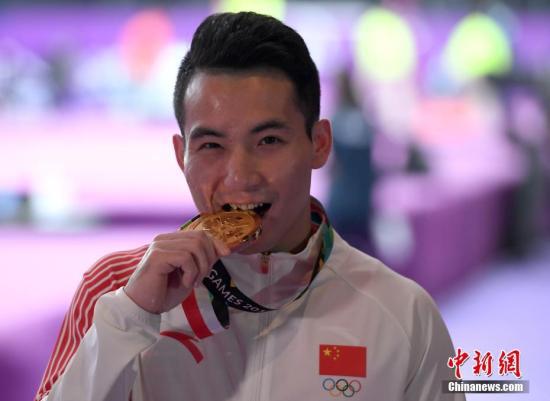 8月23日晚间，雅加达亚运会体操男子吊环邓书弟夺冠。中新社记者 侯宇 摄