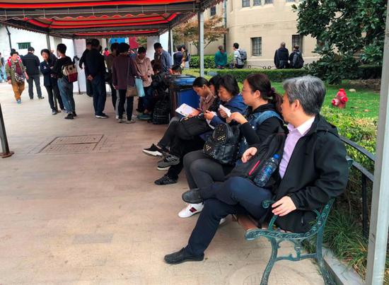 图说:市运会围棋项目赛场外焦急等待的家长们。