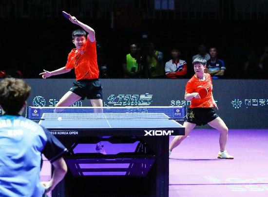 王楚钦（左）/孙颖莎在2018国际乒联世界巡回赛韩国公开赛混双决赛中。新华社记者王婧嫱摄