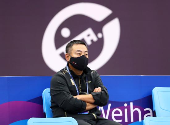 中国乒协主席刘国梁在场边观赛。新华社记者王东震摄