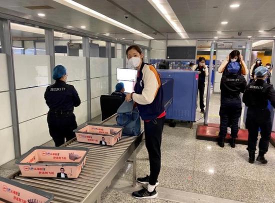东京疫情反弹 郎平为何还是带女排参加测试赛?