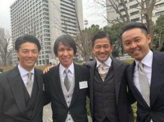 三浦知良(右二)受邀参加了天皇即位30周年的茶会。
