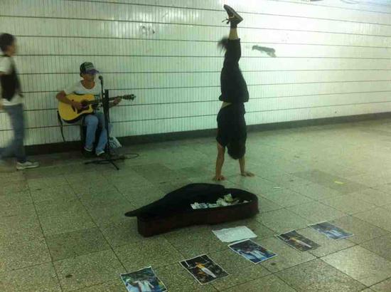 △2012年,张尚武在北京卖艺。图据 IC Photo