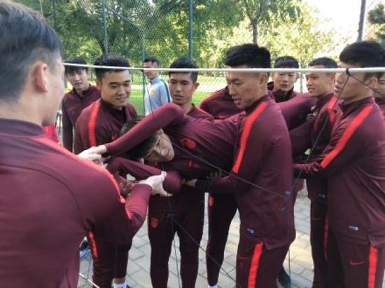 集训队的国脚团建,但俱乐部联赛关键时刻用人捉襟见肘。