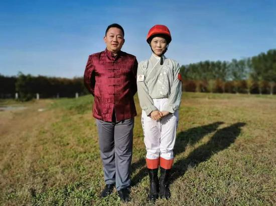 中国马会赛马委员会秘书长白煦与中国马会注册骑师 邵文瑶