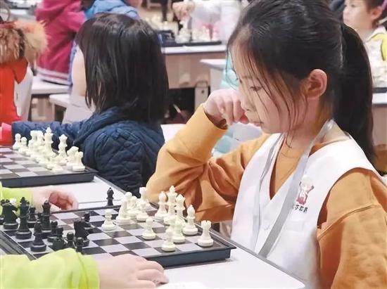 参赛棋手中最小的还不足5岁