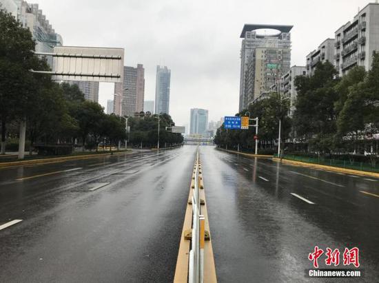 资料图:封城期间的武汉街道.中新社记者 裴春梅 摄