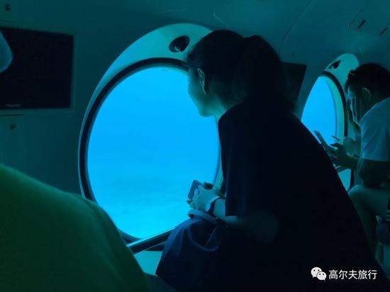 潜入海底后,潜艇内也成了幽蓝的世界