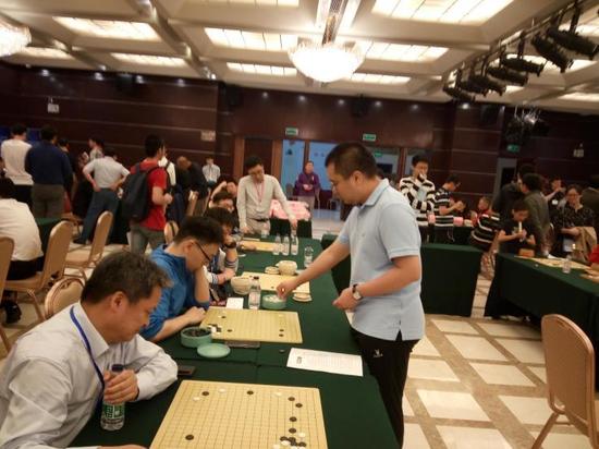 世界冠军陈耀烨九段下指导棋