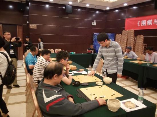 世界冠军时越九段下指导棋