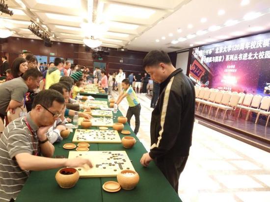 国家围棋队教练俞斌下指导棋