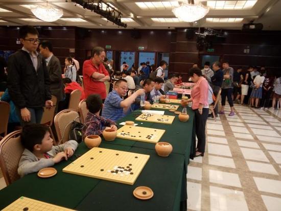 国家围棋队领队华学明下指导棋