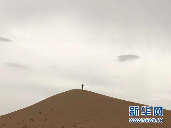 ↑沙丘上的比赛选手。
