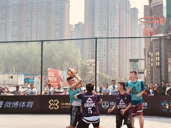 随着赛事的激烈进行,赛场周围的观众越来越多,欢呼加油呐喊声此起彼伏~