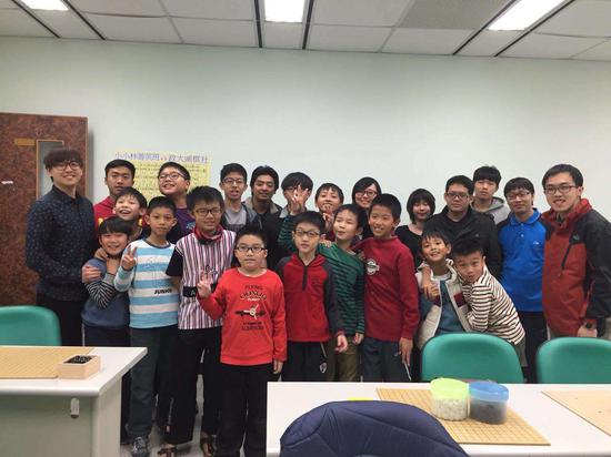 WechatIMG1336.jpeg 小小林围棋菁英班与台湾政治大学围棋社学员交流的照片
