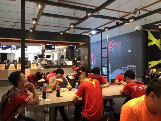 恒大球迷机场彻夜守候只为迎回保利尼奥