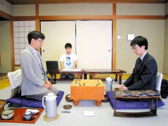 芝野虎丸(右)对阵羽根直树