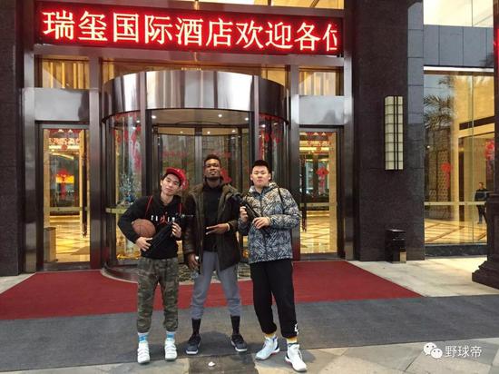 1年打坏6个球人称鬼手!他为部门需要一切热气球审批放飞向什么篮球放弃图片