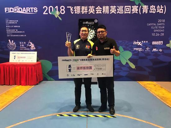 青岛红七月飞镖俱乐部创始人王志新为获得亚军的蒙古选手哈嘎-Lkhagvadorj Vanchin颁奖