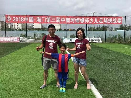 图说:幼女孩一般在浦东批准专科足球训练,异日现在的踢专科足球。