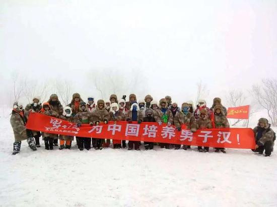 孩子们在冰天雪地历练。