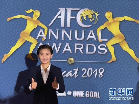 这是王霜在授奖仪式前留影。新华社发