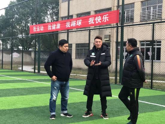 理事长刘成与衢州柯城区实验幼学赖海云校长以及私塾足球队负责人交流