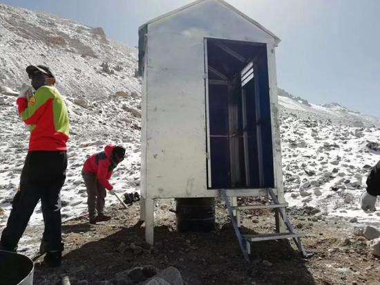 珠峰北坡大本营厕所，这可能是世界上海拔最高的厕所，可拆卸的。