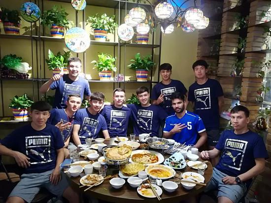 2018年5月26日，17-18赛季第21轮，新疆师大客场3-3战平上海徐房工程大，吐鲁洪江和队员们一起度过了一个难忘的生日