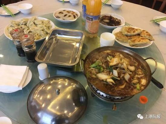 上港众将回崇明看恩师徐根宝 佩雷拉带冠军吃