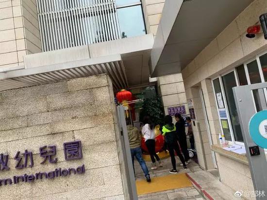 【博狗体育】奶爸!郜林到幼儿园接女儿放学 一家三口享受家庭乐