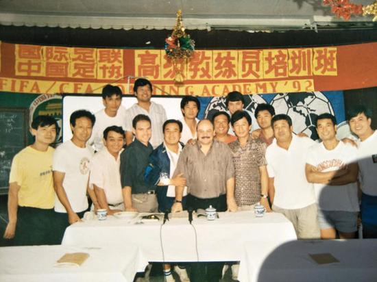 张斌参加教练员培训班,一排居中为施拉普纳