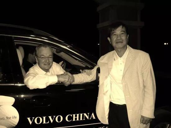 宋礦满与梅尔派亚特握手告别
