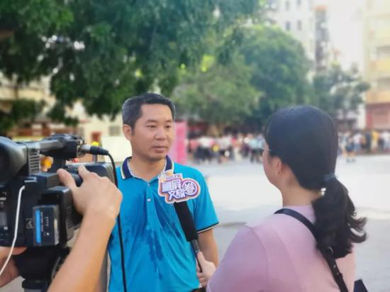 海南电视台文旅频道记者采访海口市教育局体卫艺科科长翁平荣先生