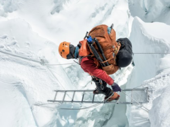 在尼泊尔的珠峰国度公园（Sagamartha），登山家越过冰川间的绝壁。