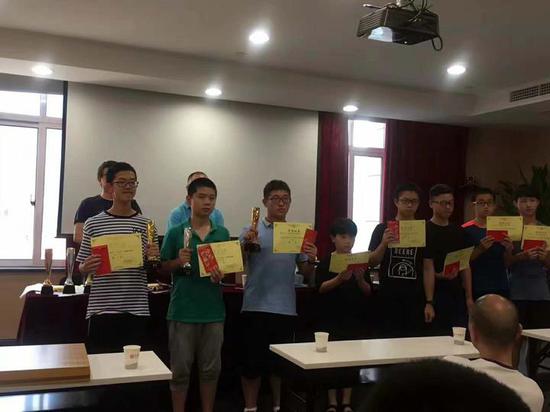 徐嘉骜(左一)在丽水市智力运动会围棋项目中夺冠