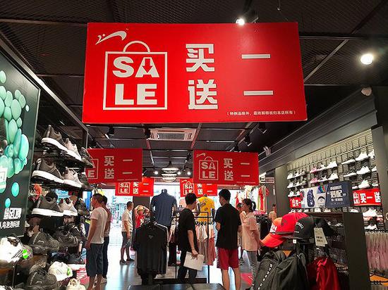 贵人鸟体育店内促销活动(图片来源:视觉中国)