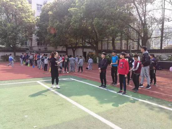 南京铁心桥幼学外聘的先生在上体育课