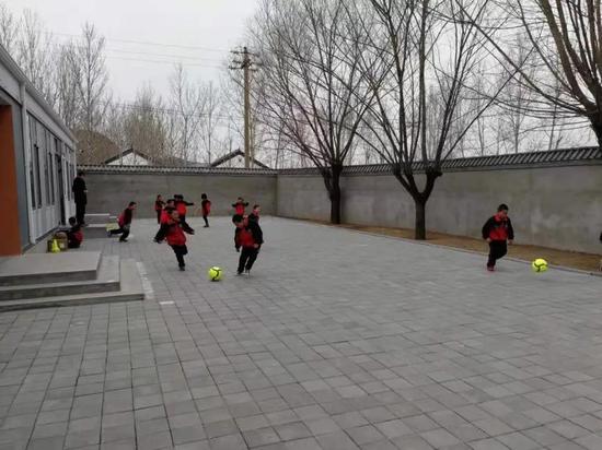 河北滦平路南营幼学教学点孩子们的活动场地,该校只有一个全科先生