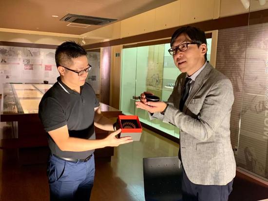 仓元社长欣受福建特产“建盏”