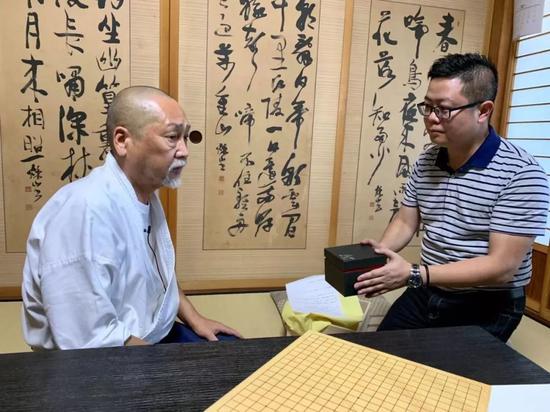 吴清源杯组委会向吉田老师施舍福建特产“建盏”